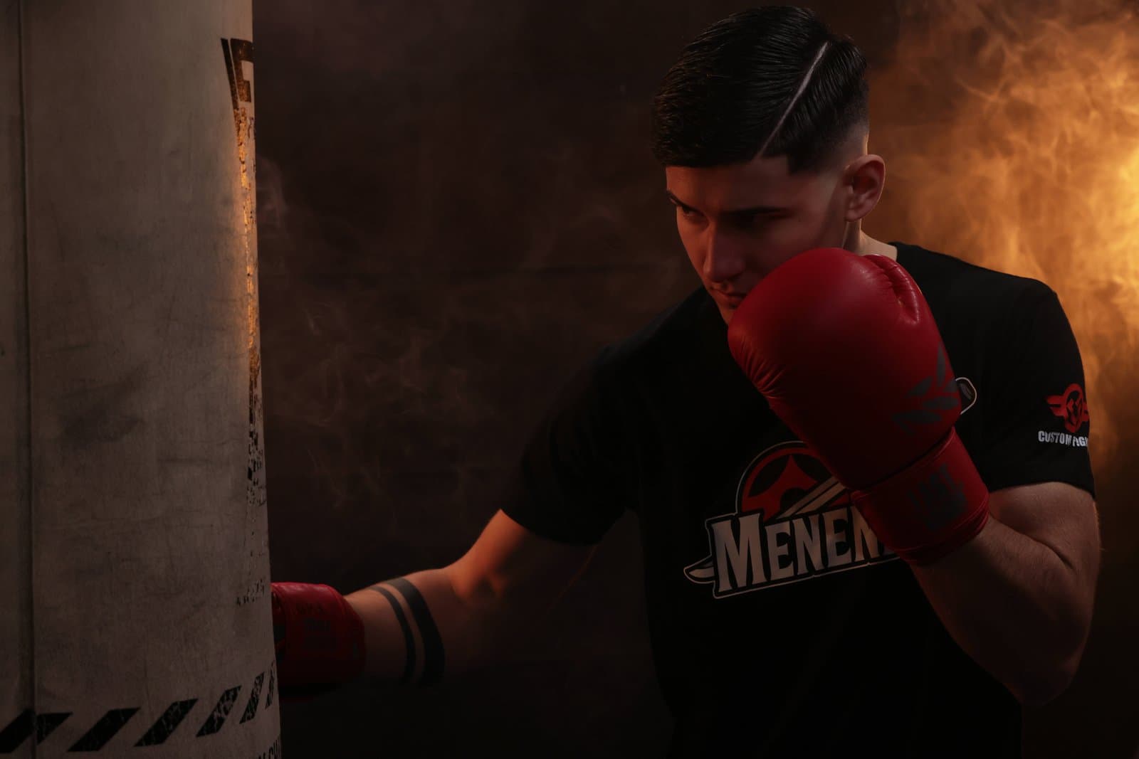 Manu Menéndez golpeando un saco de boxeo en su gimnasio, fotografía deportiva en Madrid