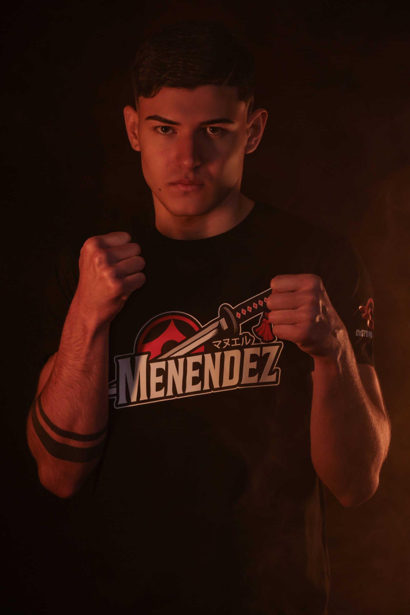 Retrato de estudio de Manu Menéndez, contraluz dramático, fotografía deportiva en Madrid