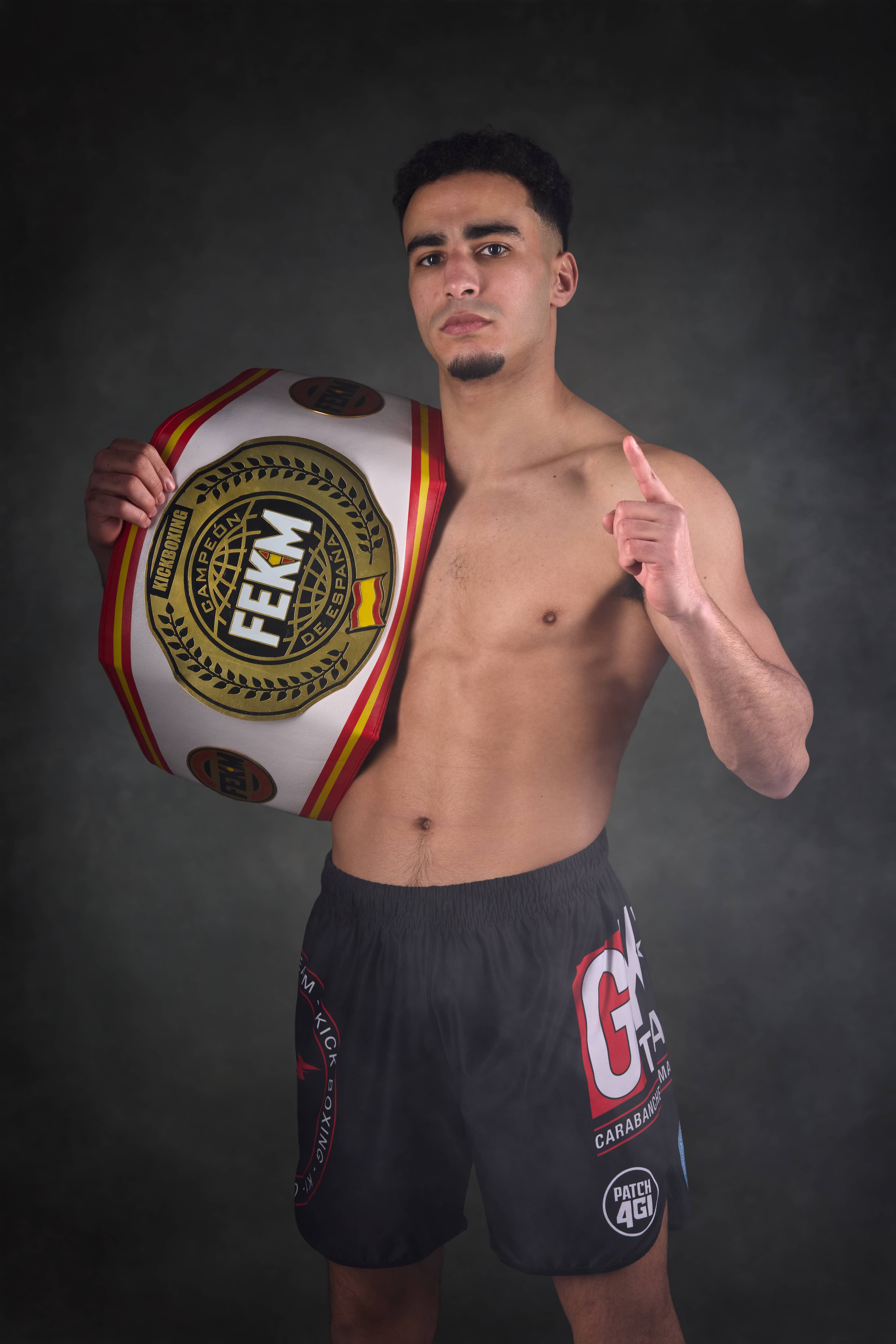 Retrato de fotografía deportiva de Hatim (kickboxing) realizado por Carlos Ruiz en Madrid
