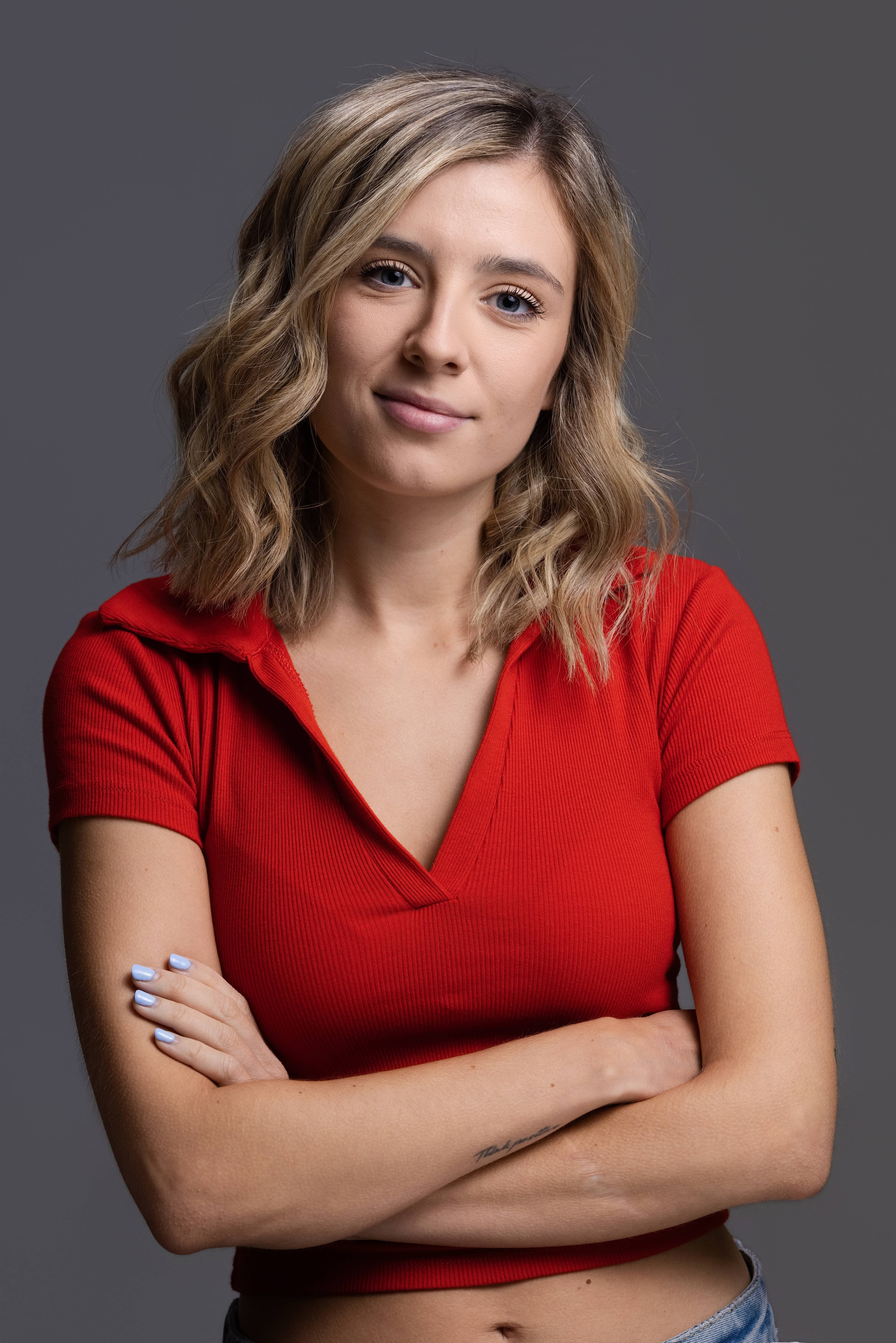 Retrato de Ana Zaley con los brazos cruzados y las manos apoyadas sobre los antebrazos, book actoral en Madrid