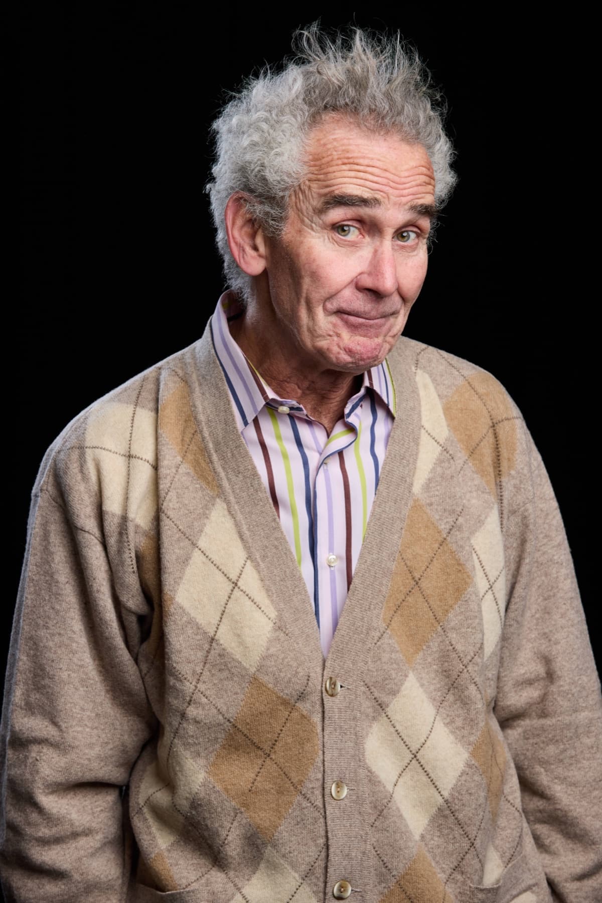 Retrato de personaje de Carlos Manuel Díaz con jersey de rombos, book actoral en Madrid