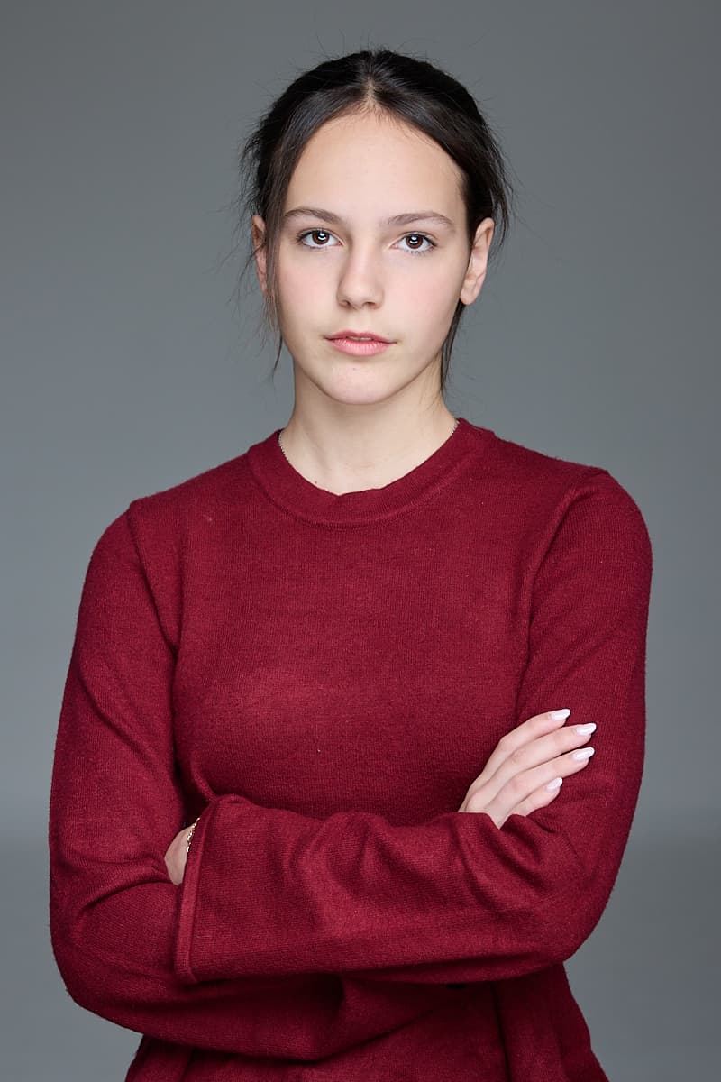 Retrato en plano medio de Marina con los brazos cruzados, book actoral en Madrid