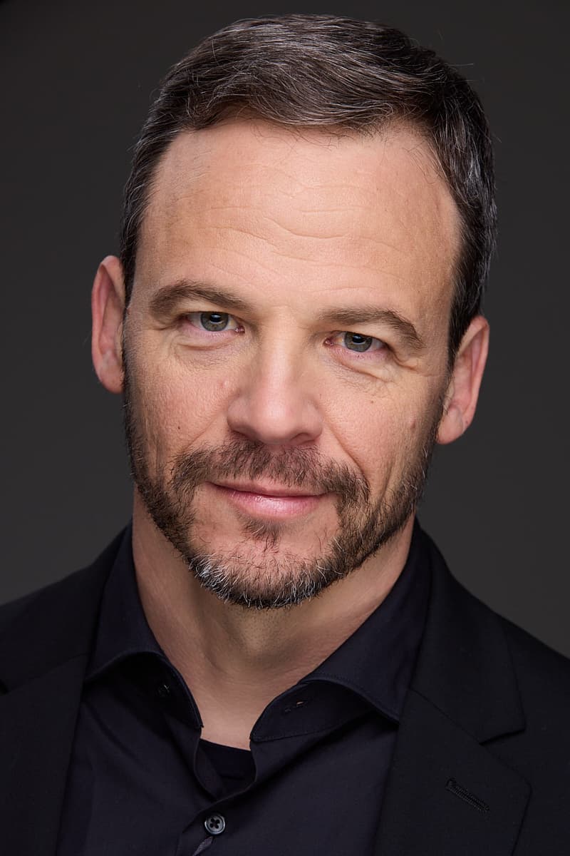 Primer plano de Ramón de Guzmán con barba y mirada directa, book actoral en Madrid