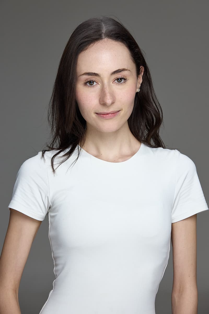 Retrato limpio de Alba Gersol con camisa blanca y mirada directa a cámara, book actoral en Madrid
