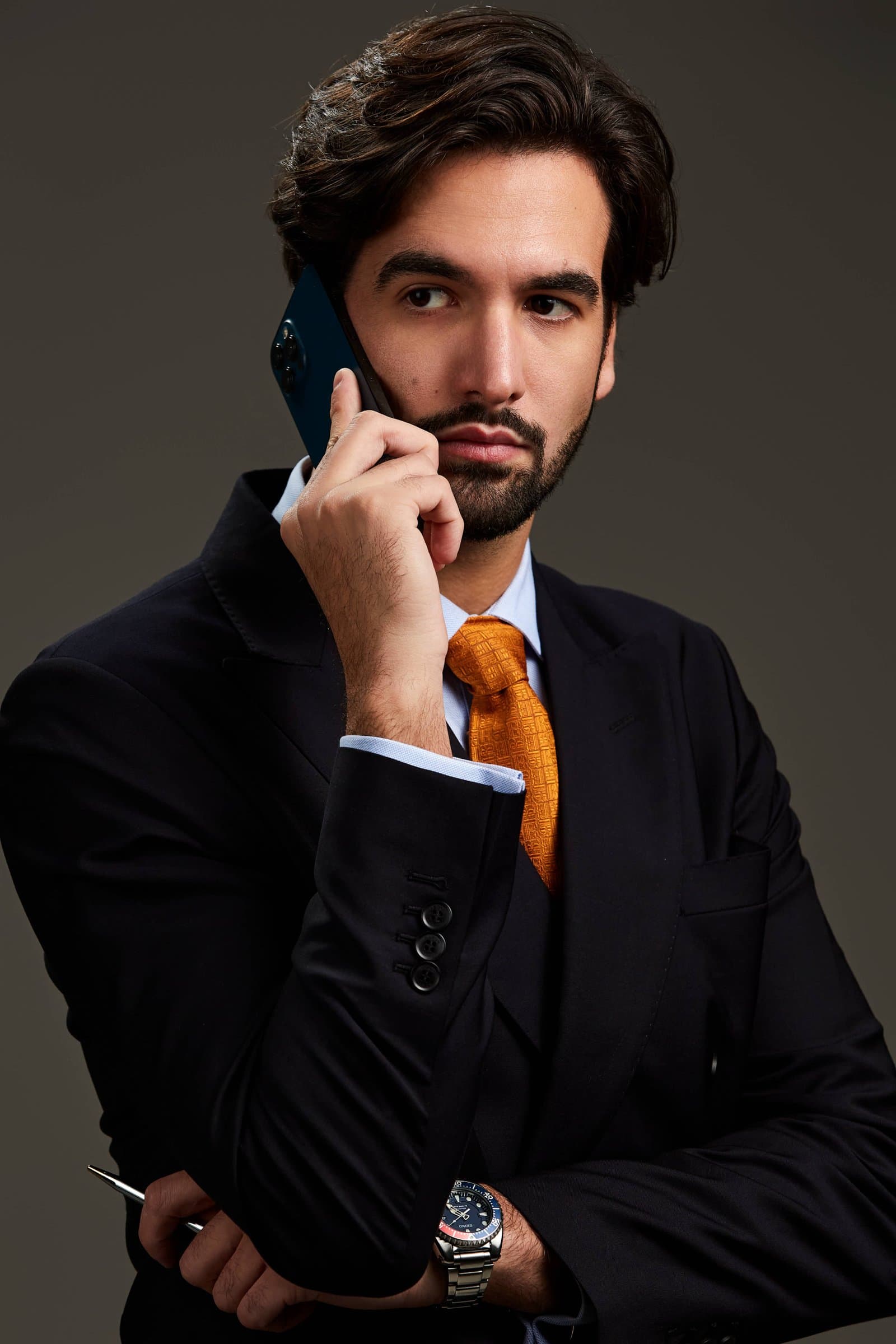 José Miguel Calvo al teléfono con un bolígrafo en la mano, fotografía corporativa en Madrid