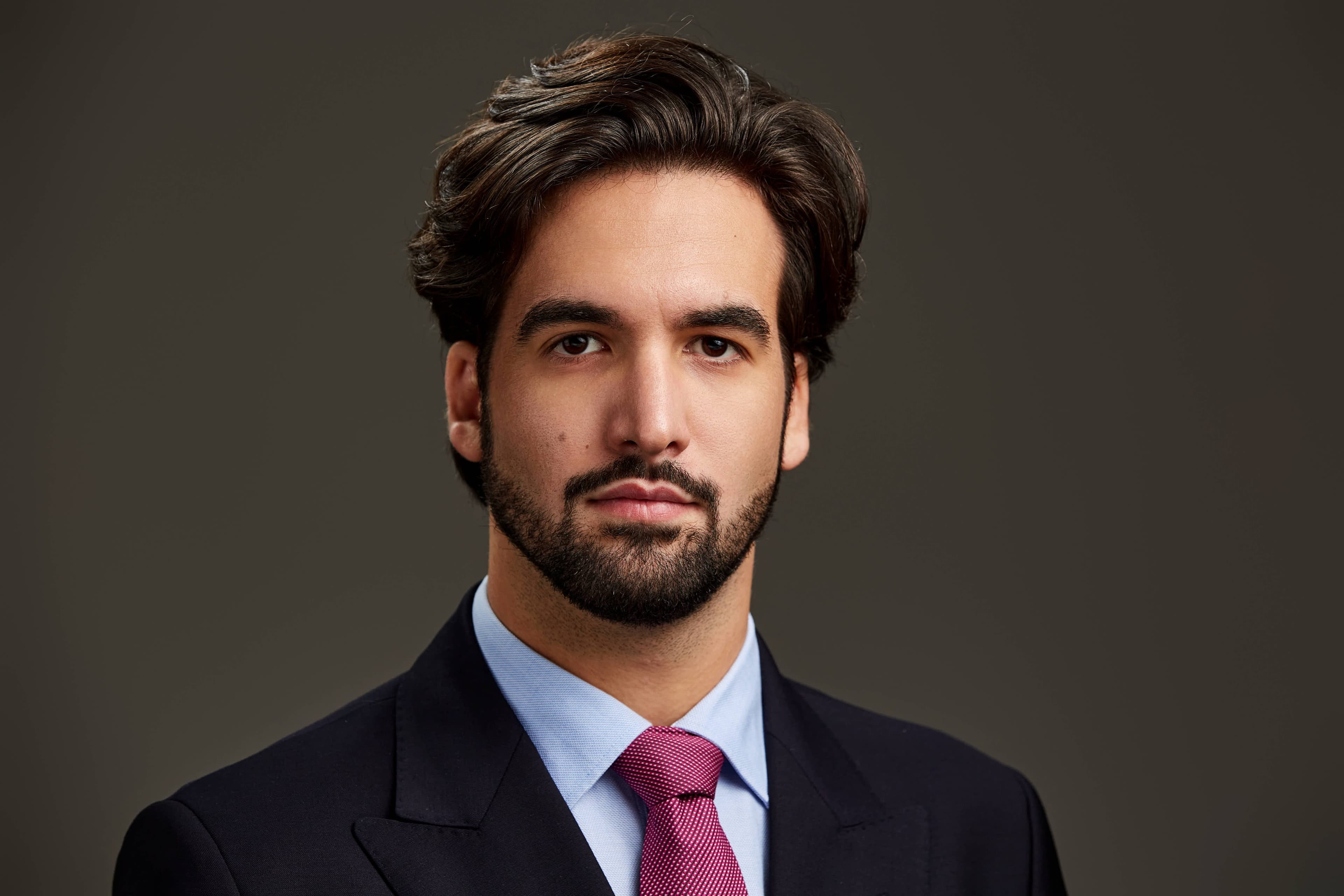 Retrato corporativo horizontal de José Miguel Calvo, fondo oscuro cálido, fotografía profesional en Madrid