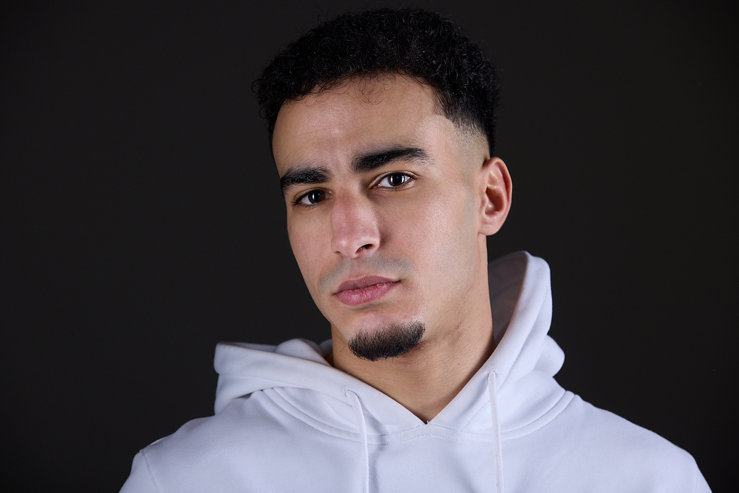 Retrato de estudio de Hatim Akel, fotografía deportiva en Madrid realizada por Carlos Ruiz