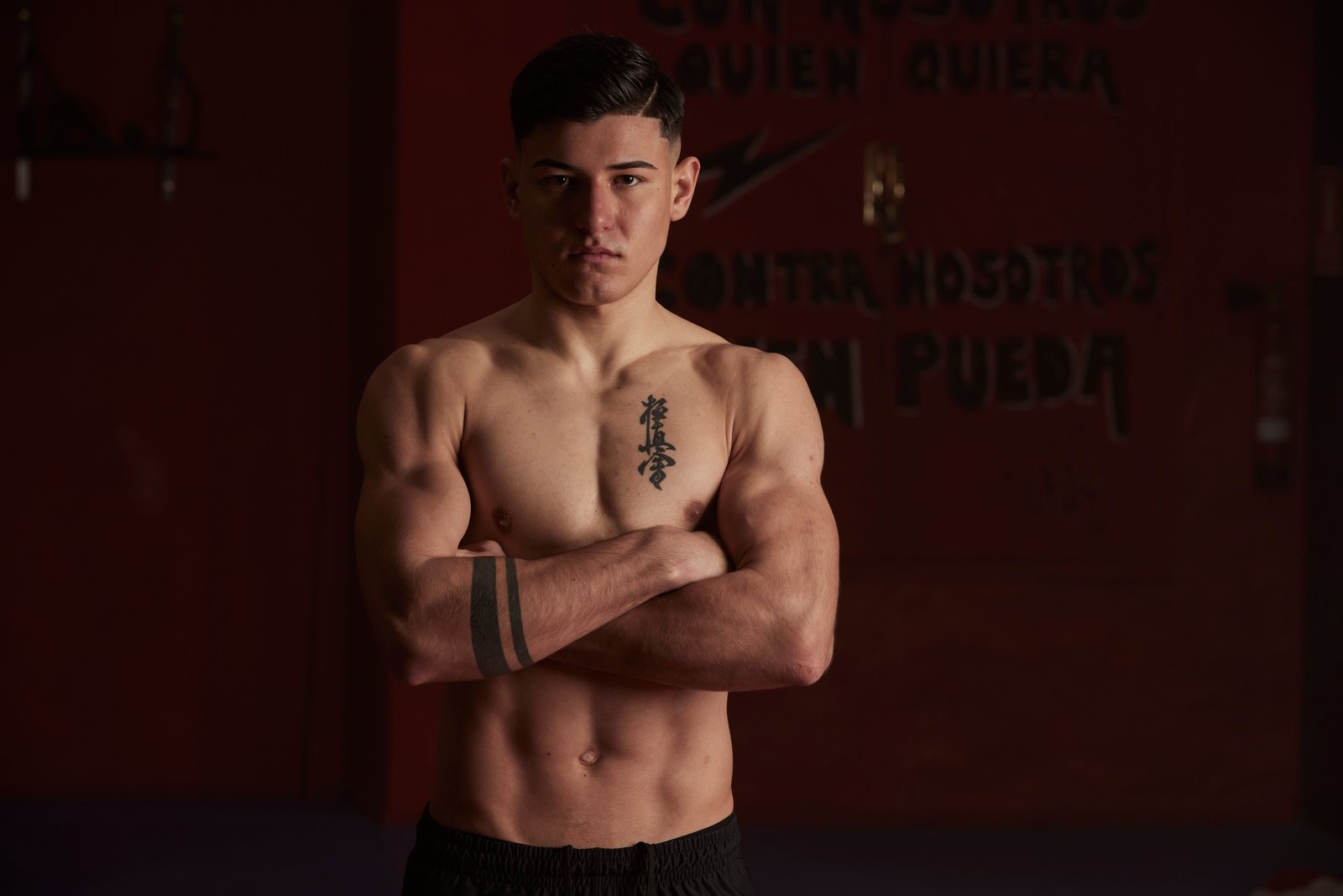 Retrato de Manu Menéndez en su gimnasio, fotografía deportiva en Madrid realizada por Carlos Ruiz