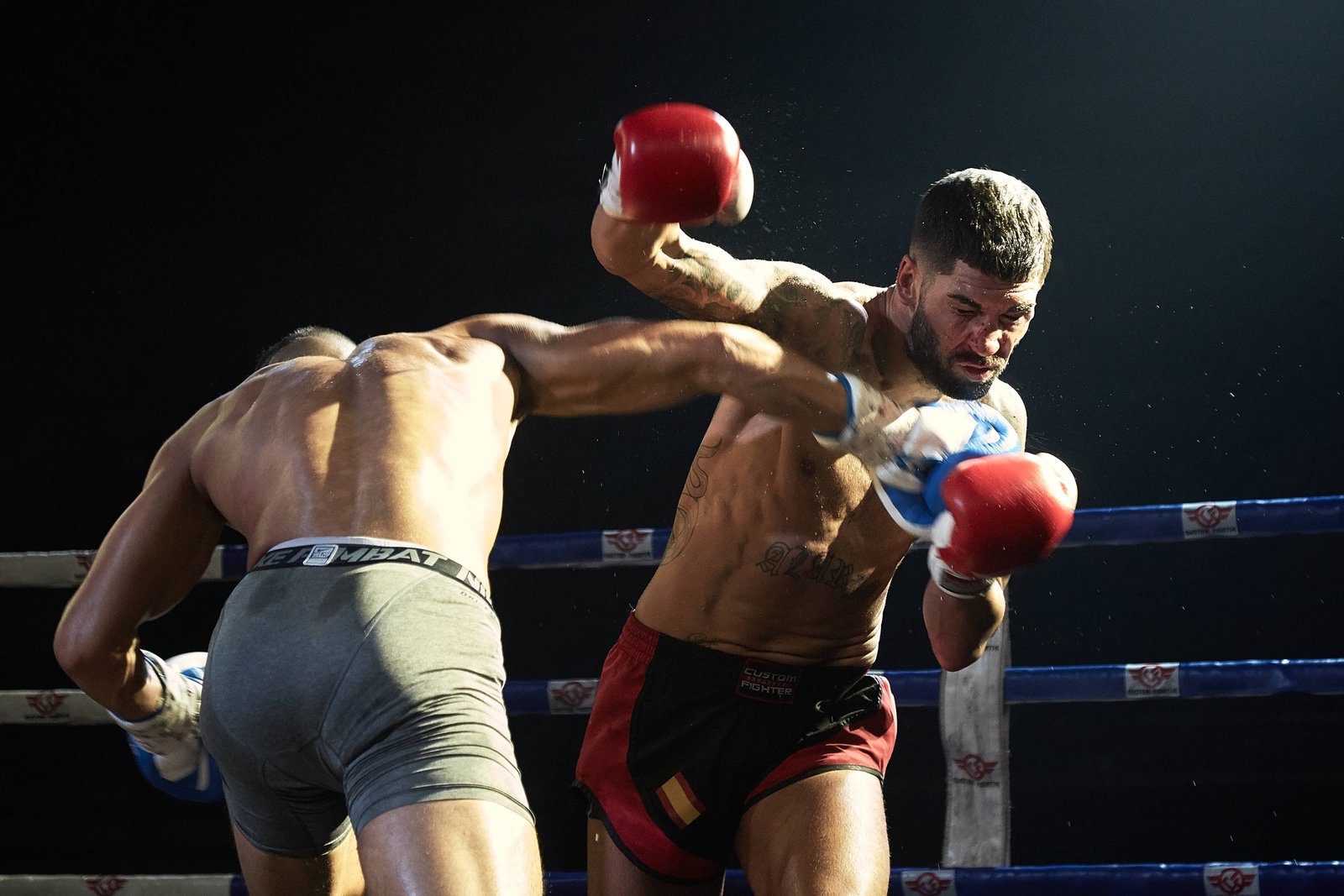 Combate de muay thai de Lions Fighters, cobertura de competición deportiva realizada por Carlos Ruiz