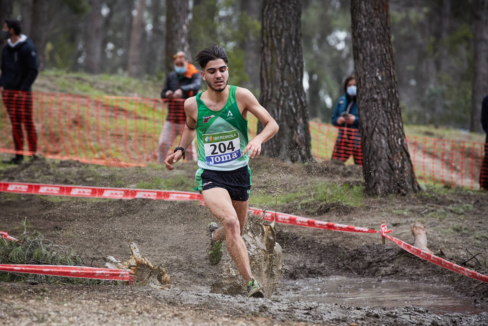 Corredor en plena carrera durante el Cross Campeonato de España, fotografía deportiva