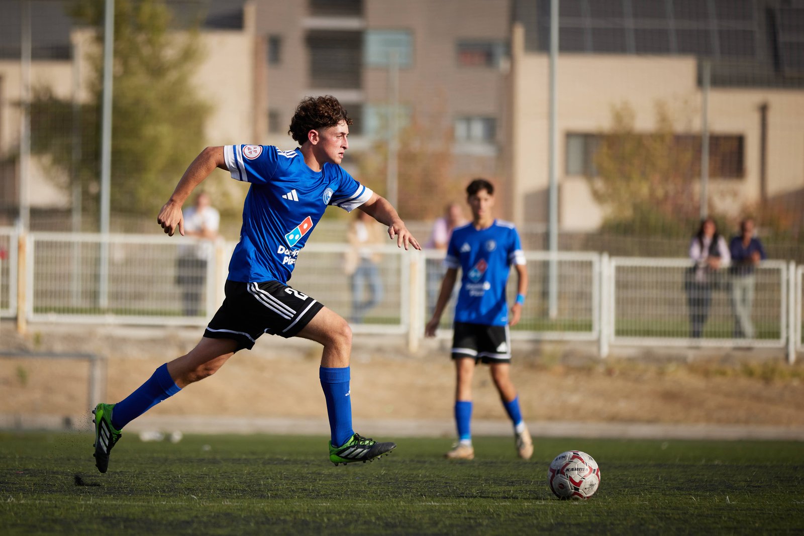 Jugador de fútbol en plena acción durante un partido, fotografía deportiva en Madrid