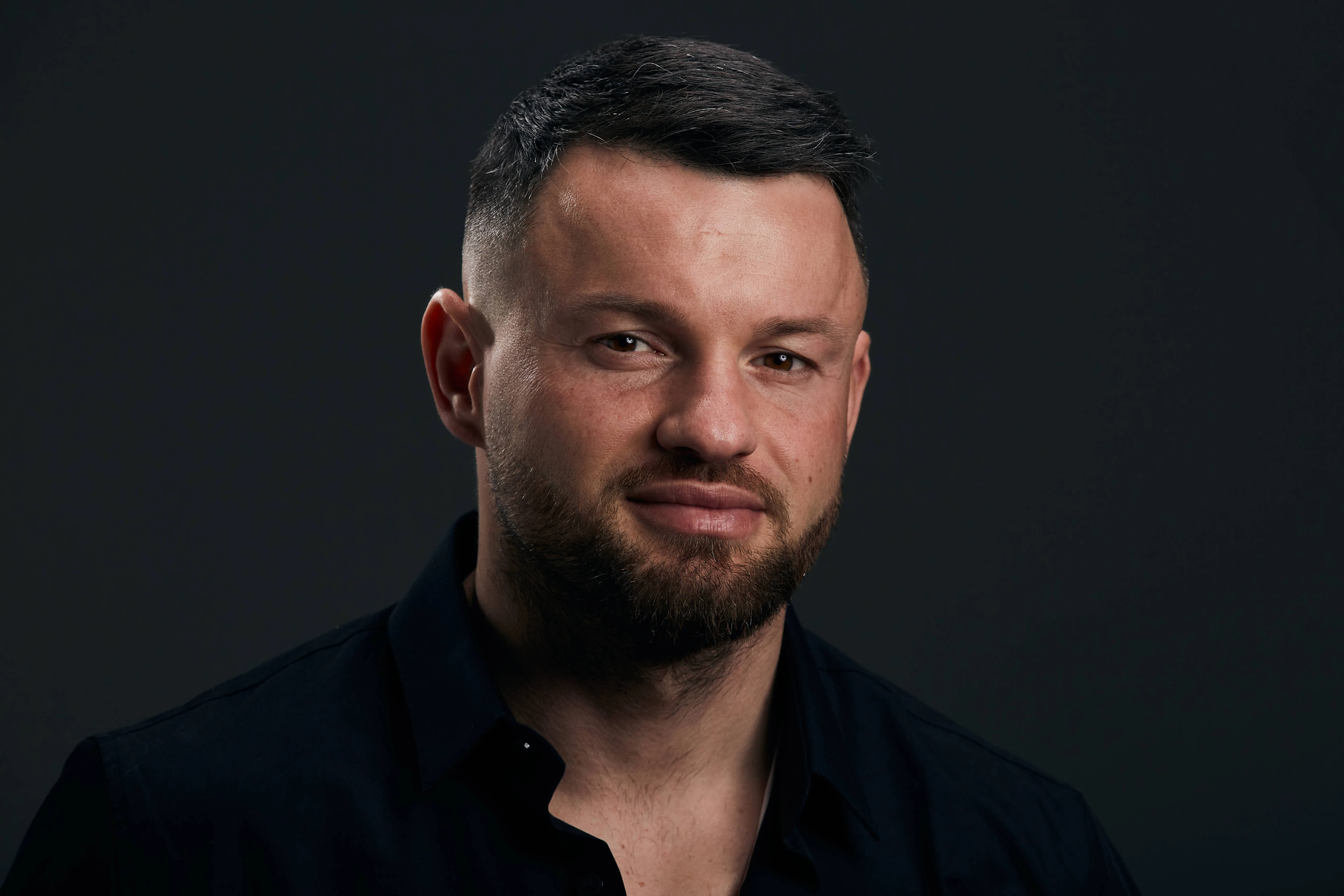 Fotografía Corporativa: Equilibrio de Luz y Focal Book Fitness en Madrid: el caso real de Lauren, instructor de boxeo