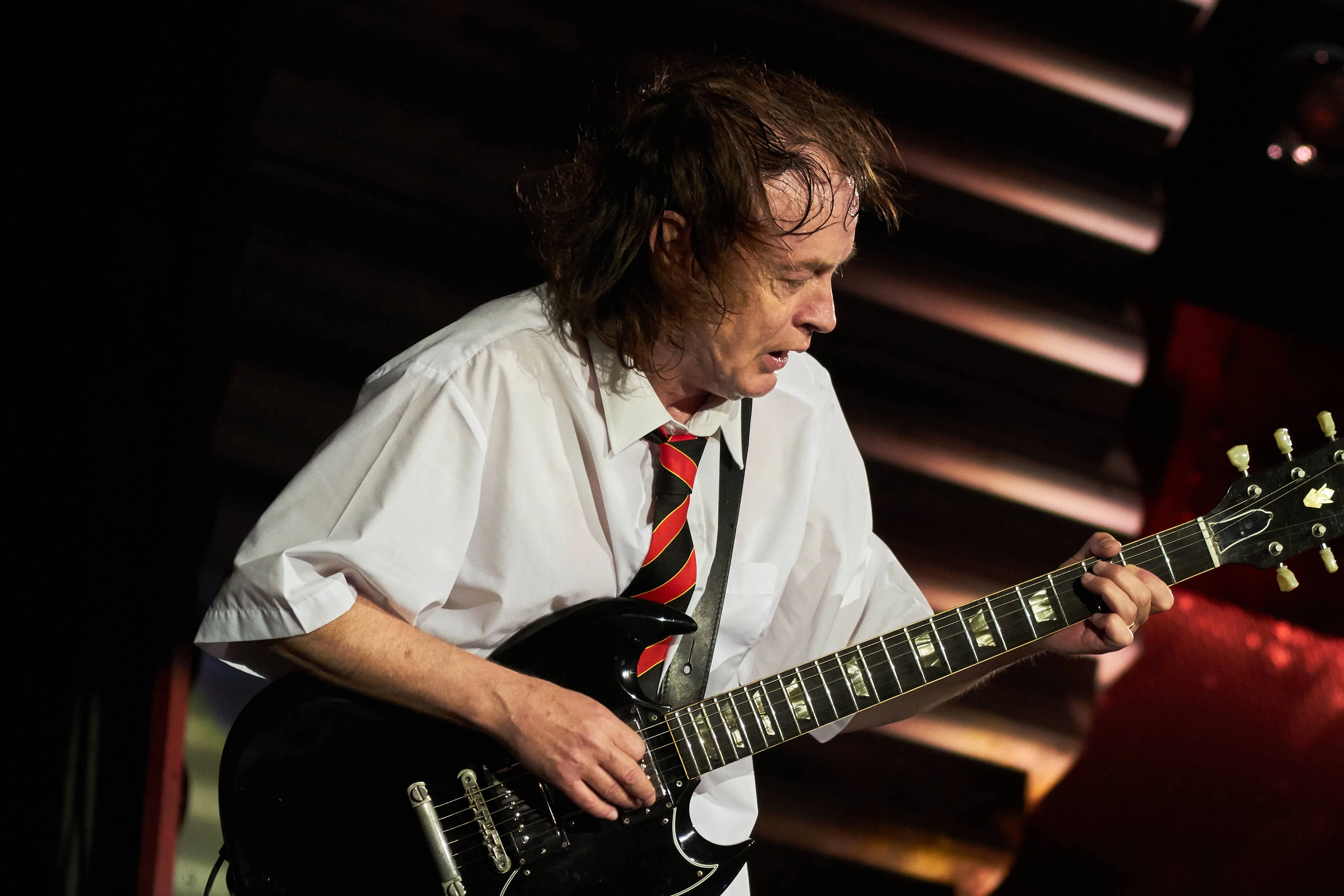 Imagen exclusiva de Angus Young durante un concierto en vivo, Fotografía de eventos, Fotografía de conciertos