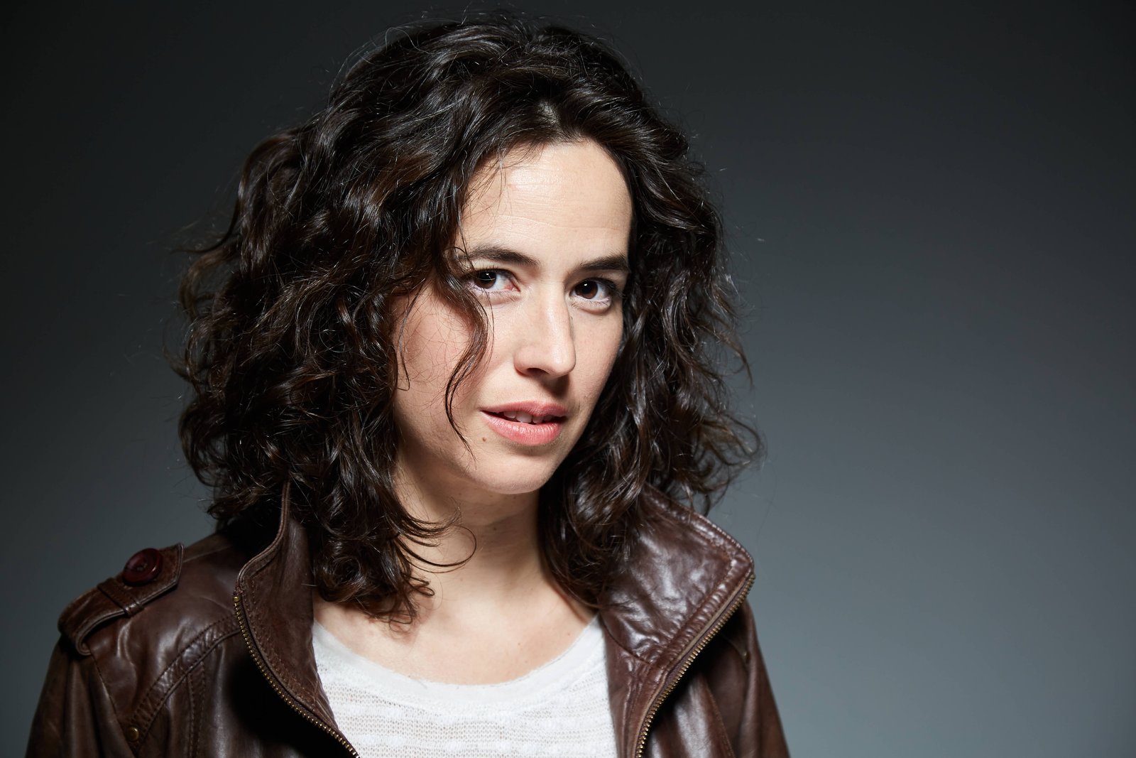 Consejos para un Book Actoral , Actor en plano medio neutro mirando a cámara en estudio | book actoral profesional , Retrato actoral en estudio - Fotógrafo en Madrid Carlos Ruiz Retrato profesional de actriz para book actoral en Madrid