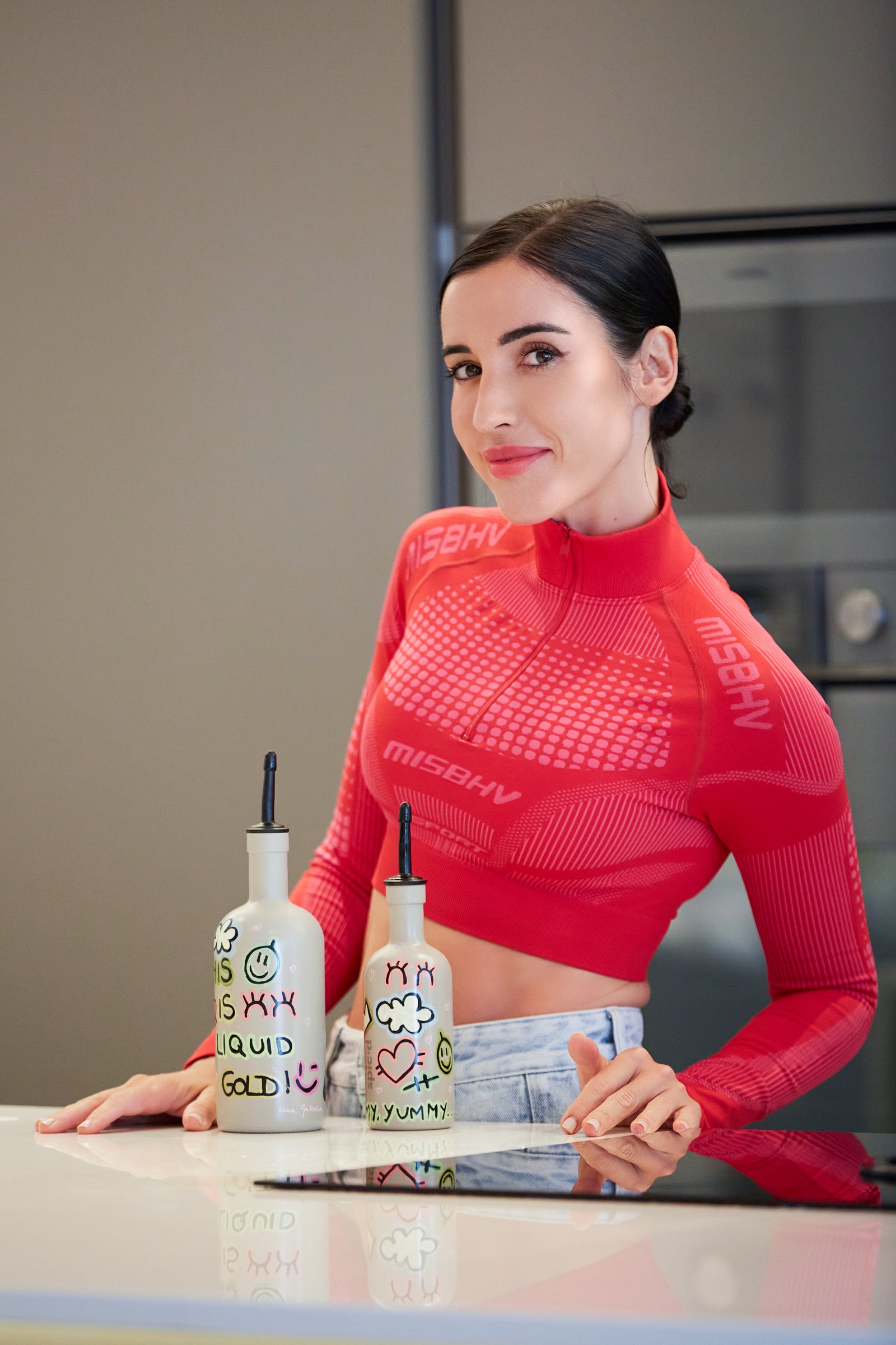 Ana Galocha pintando botellas para Spic’d en su estudio de Madrid