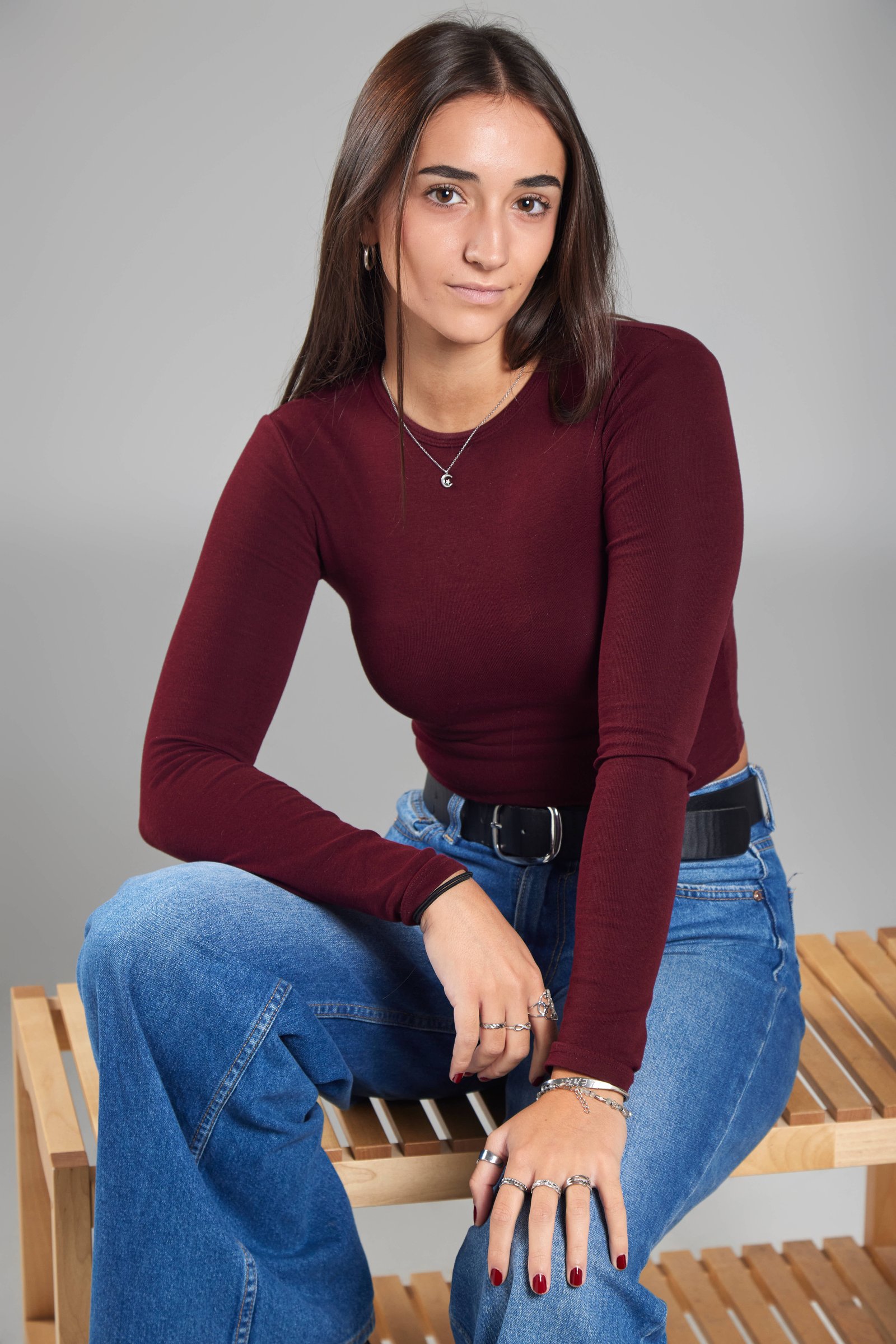 Serie de looks para casting: variedad de vestuario neutro en estudio