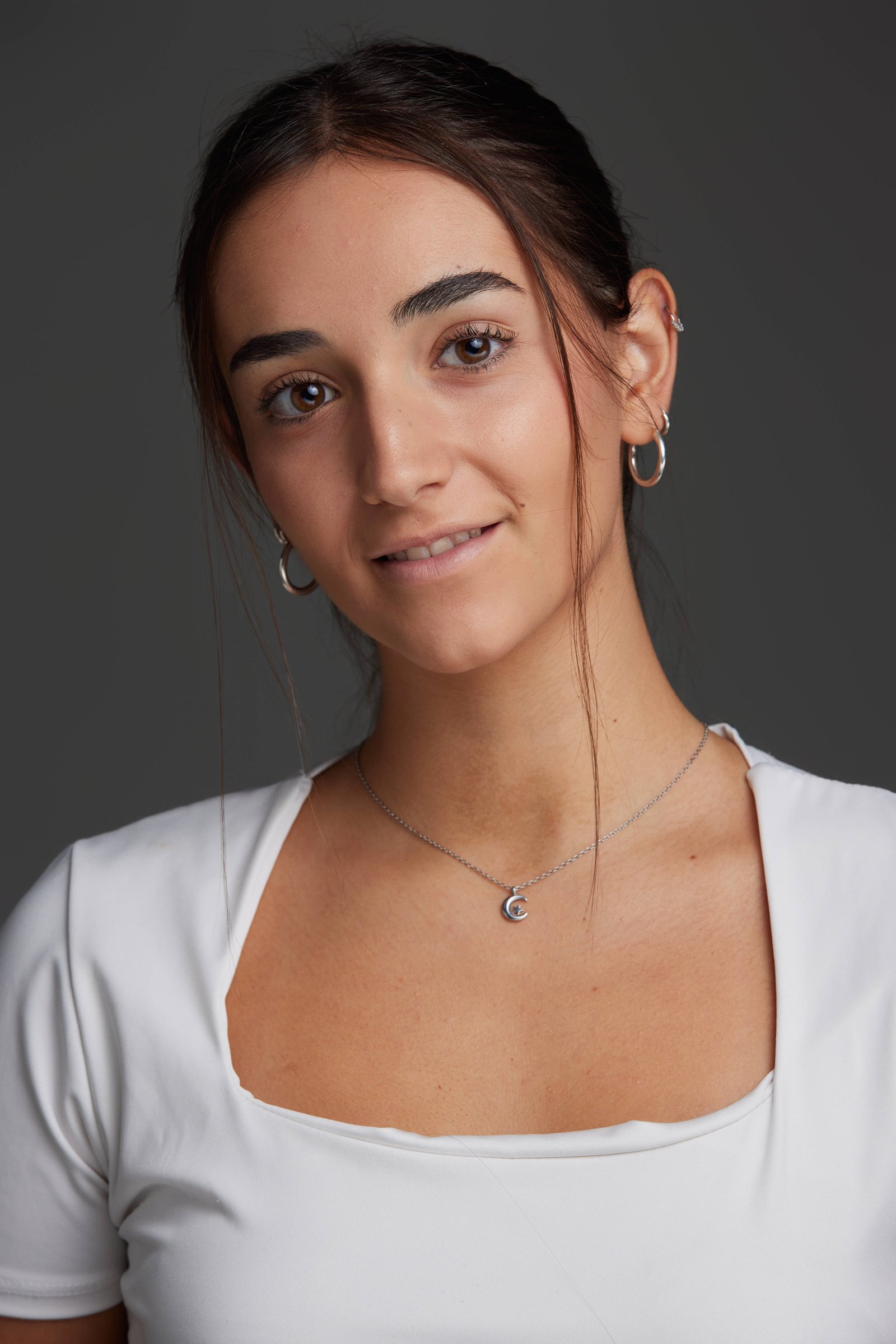 Detalle del rostro con textura de piel natural y retoque muy sutil