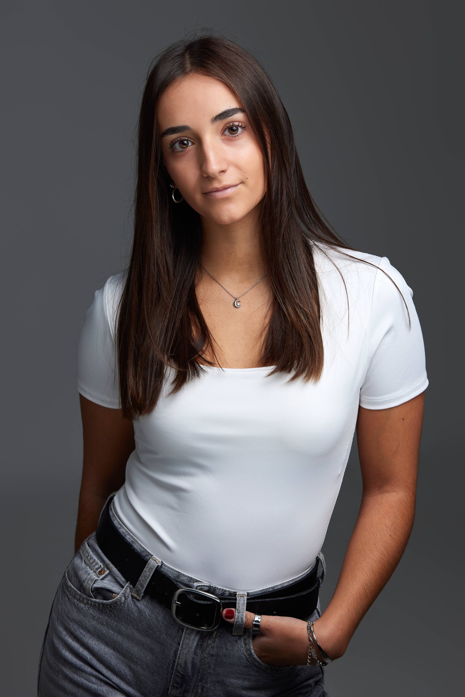 Elena Maroto en plano medio, vestuario negro liso, expresión serena