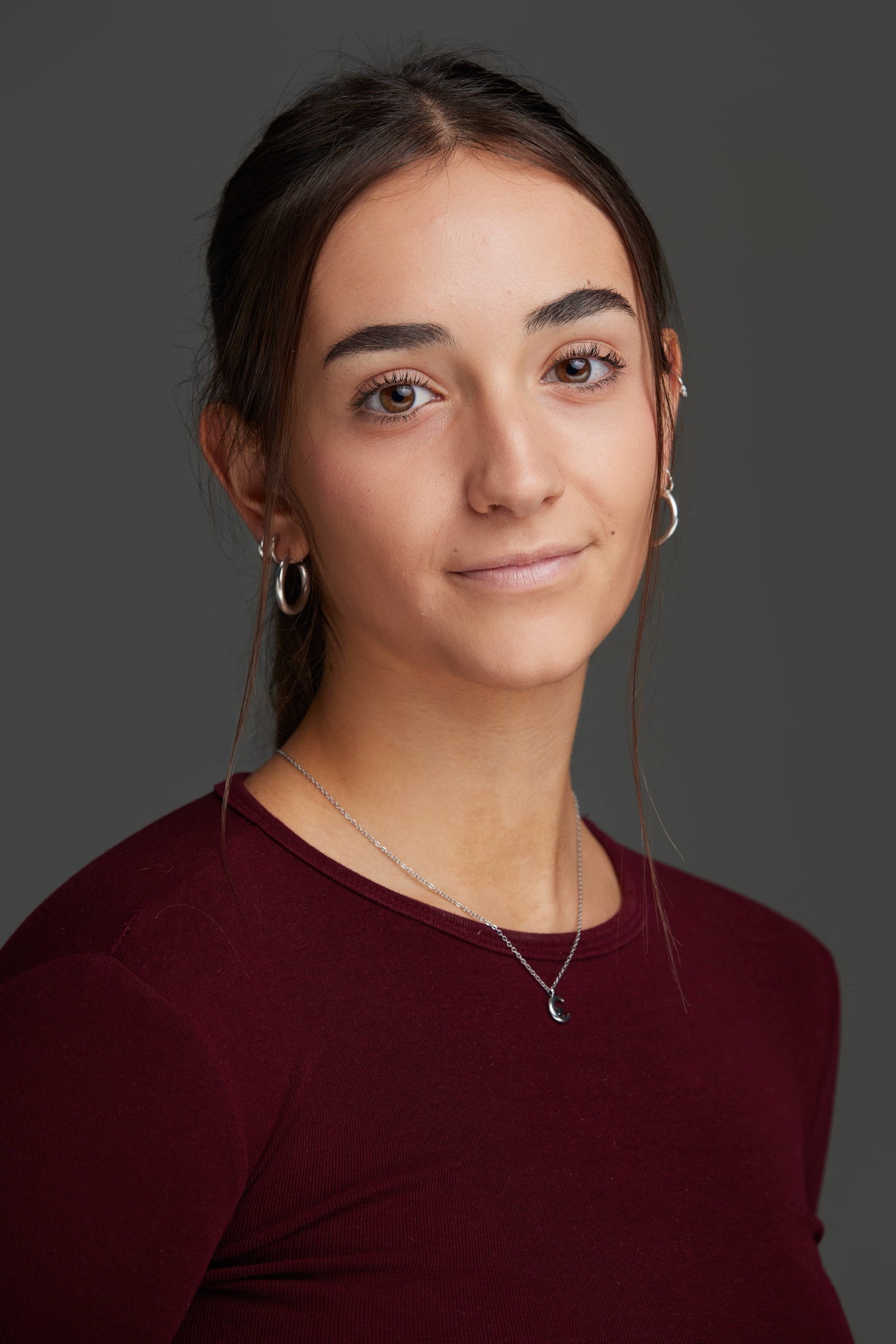 Peinado recogido y luz envolvente; retrato para casting de Elena Maroto