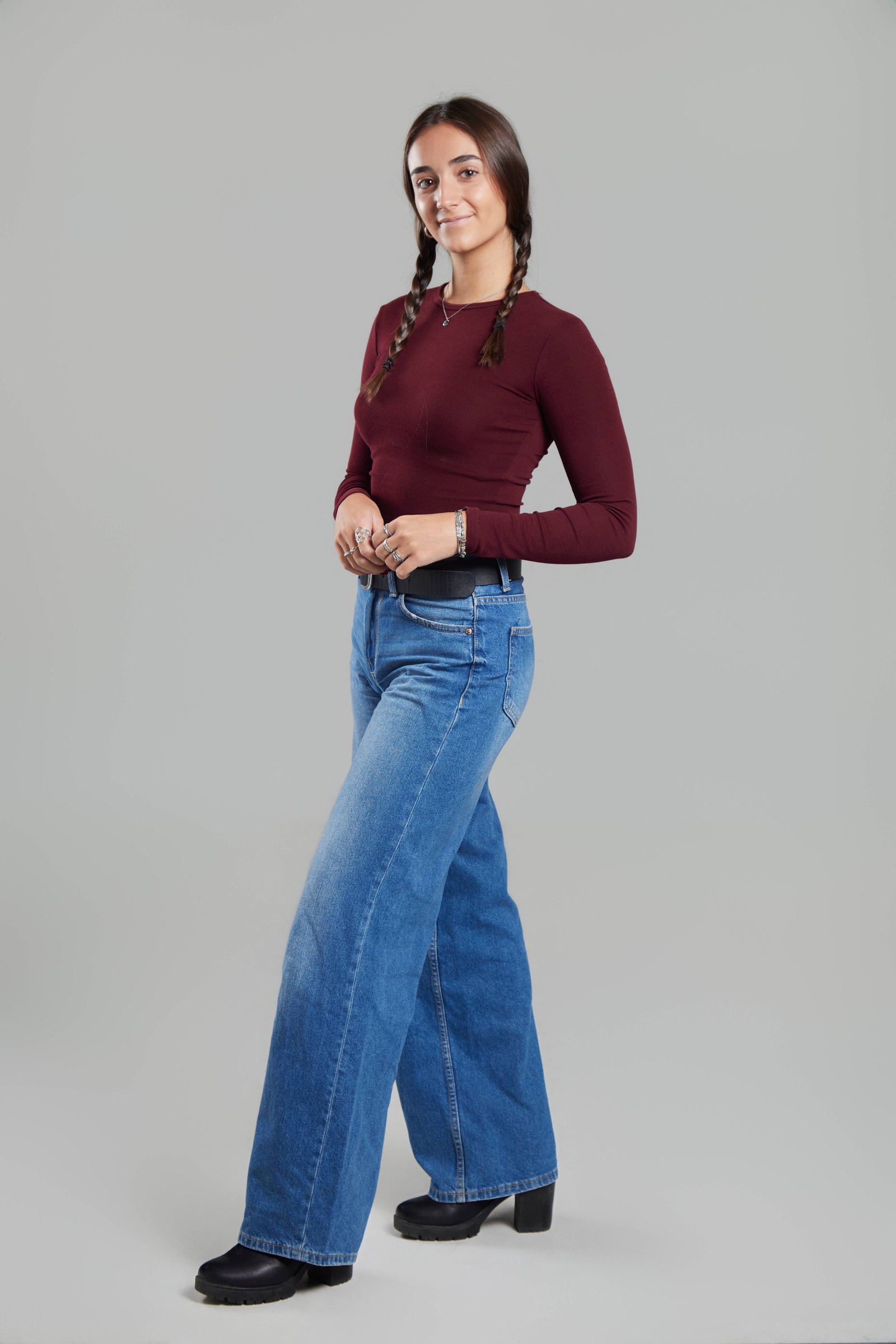 Elena Maroto plano general, mirada directa, book actoral en Madrid