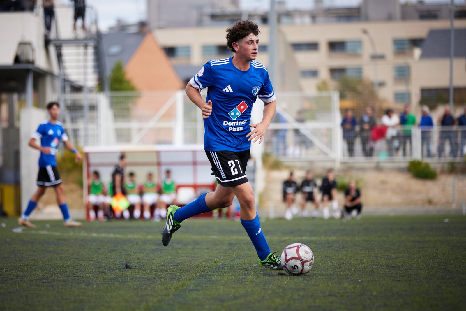 Conducción del defensa central de Las Rozas saliendo desde atrás con balónl.