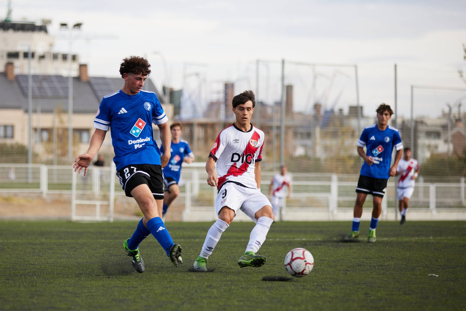 Conducción del defensa de Las Rozas saliendo desde atrás con presión rival.
