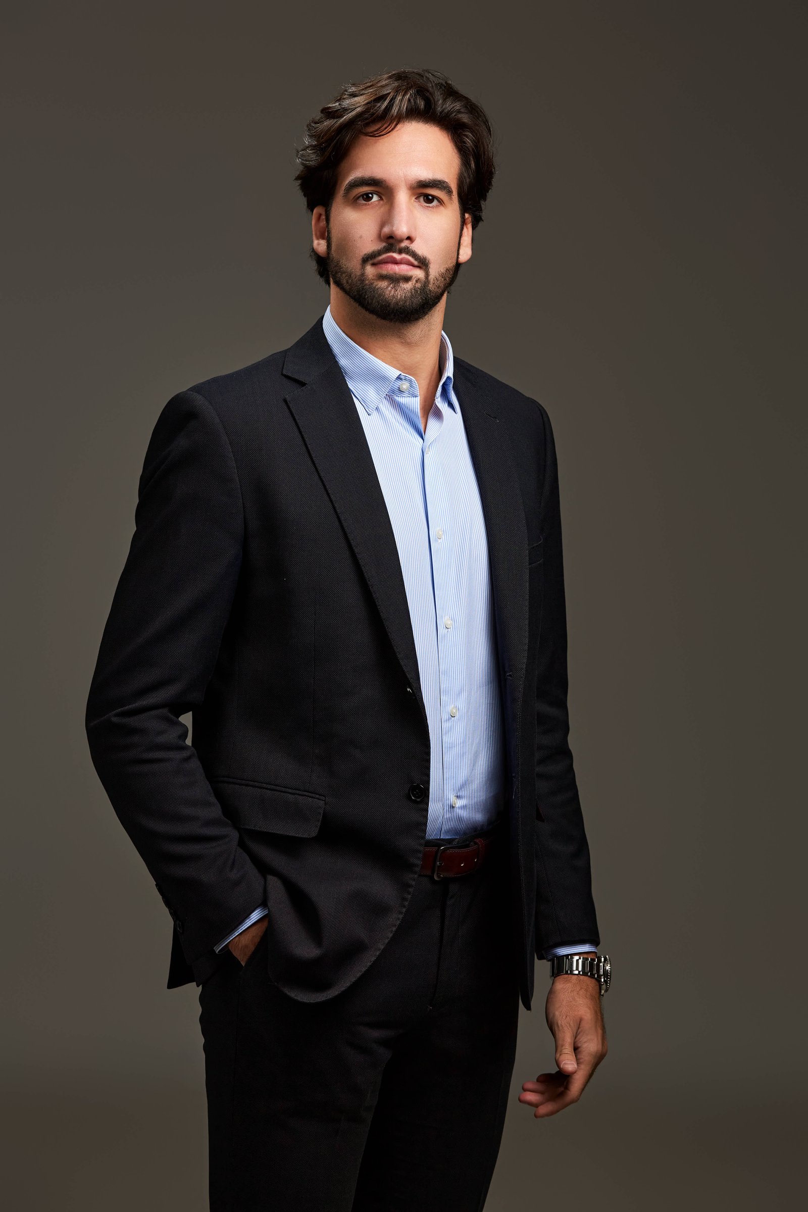 Fotografía para abogados en Madrid con fondo oscuro y mirada serena