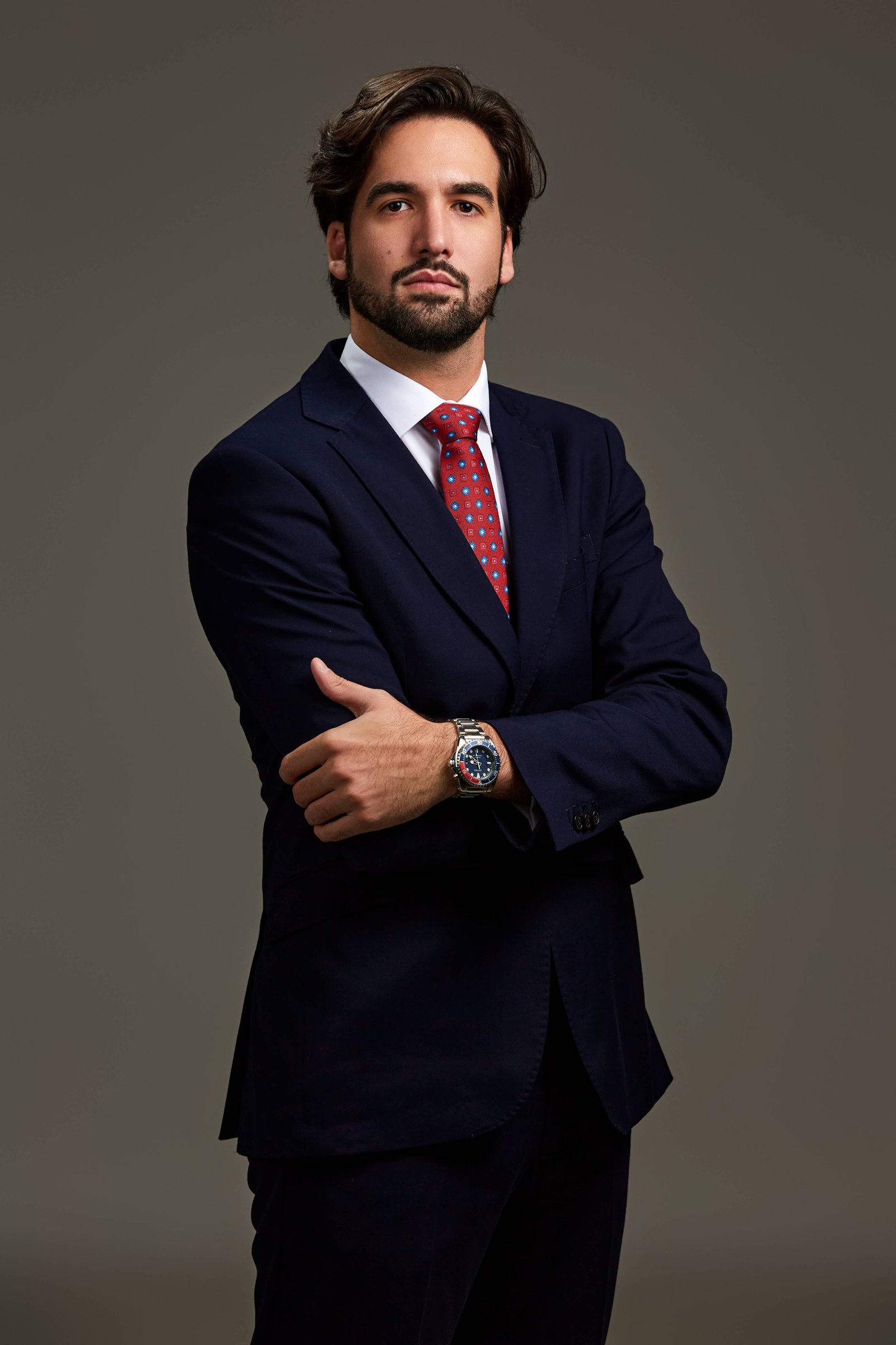 Fotografía para abogados en Madrid en plano medio con manos en primer término