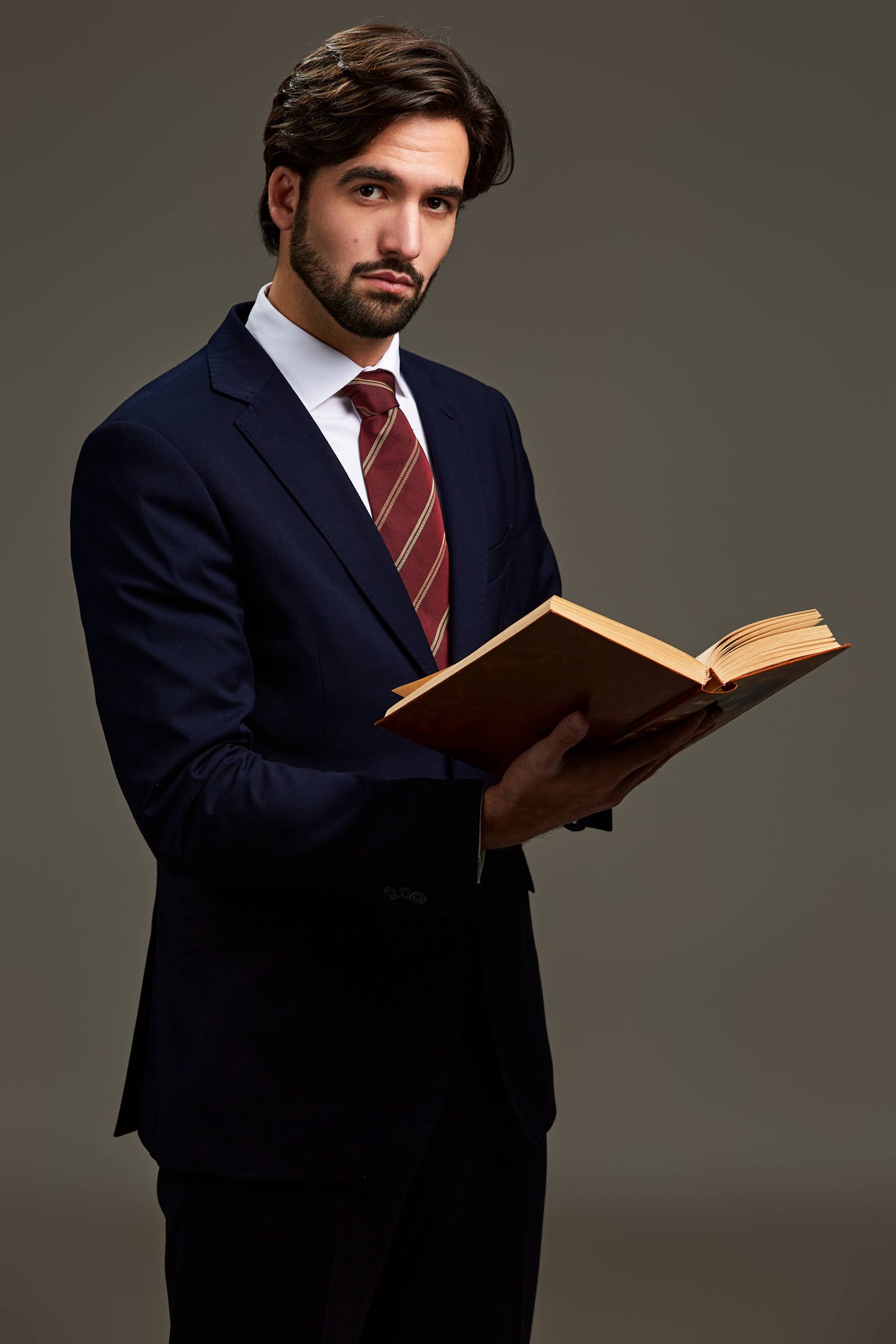 Retrato legal en Madrid con libro de leyes y expresión concentrada