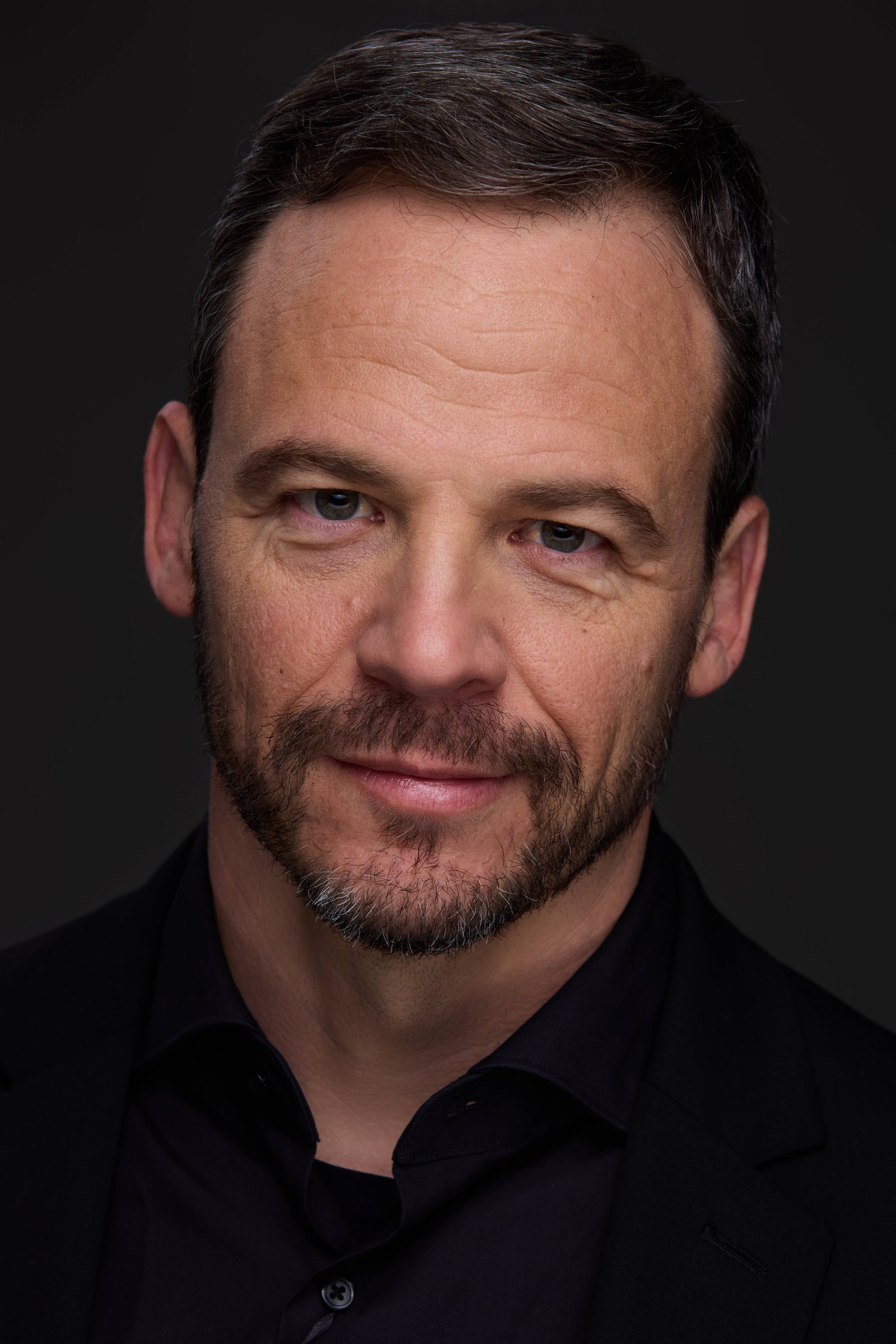 Book actoral en Madrid – primer plano de ficción con mirada neutra para casting