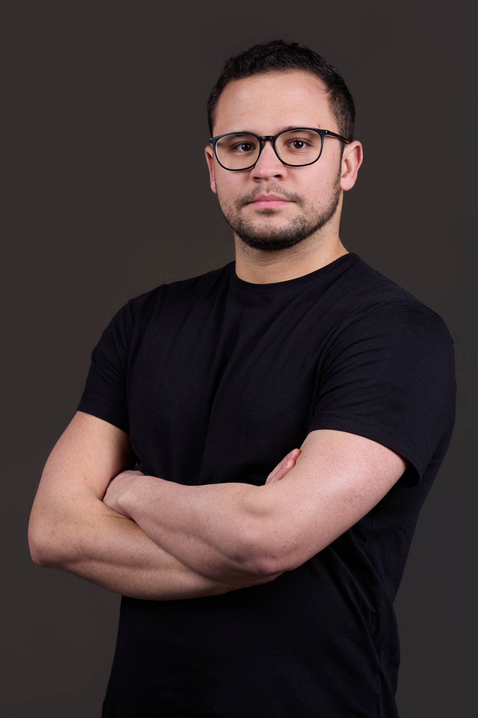 Retrato corporativo con fondo oscuro, estilo moderno para redes profesionales y portfolio.