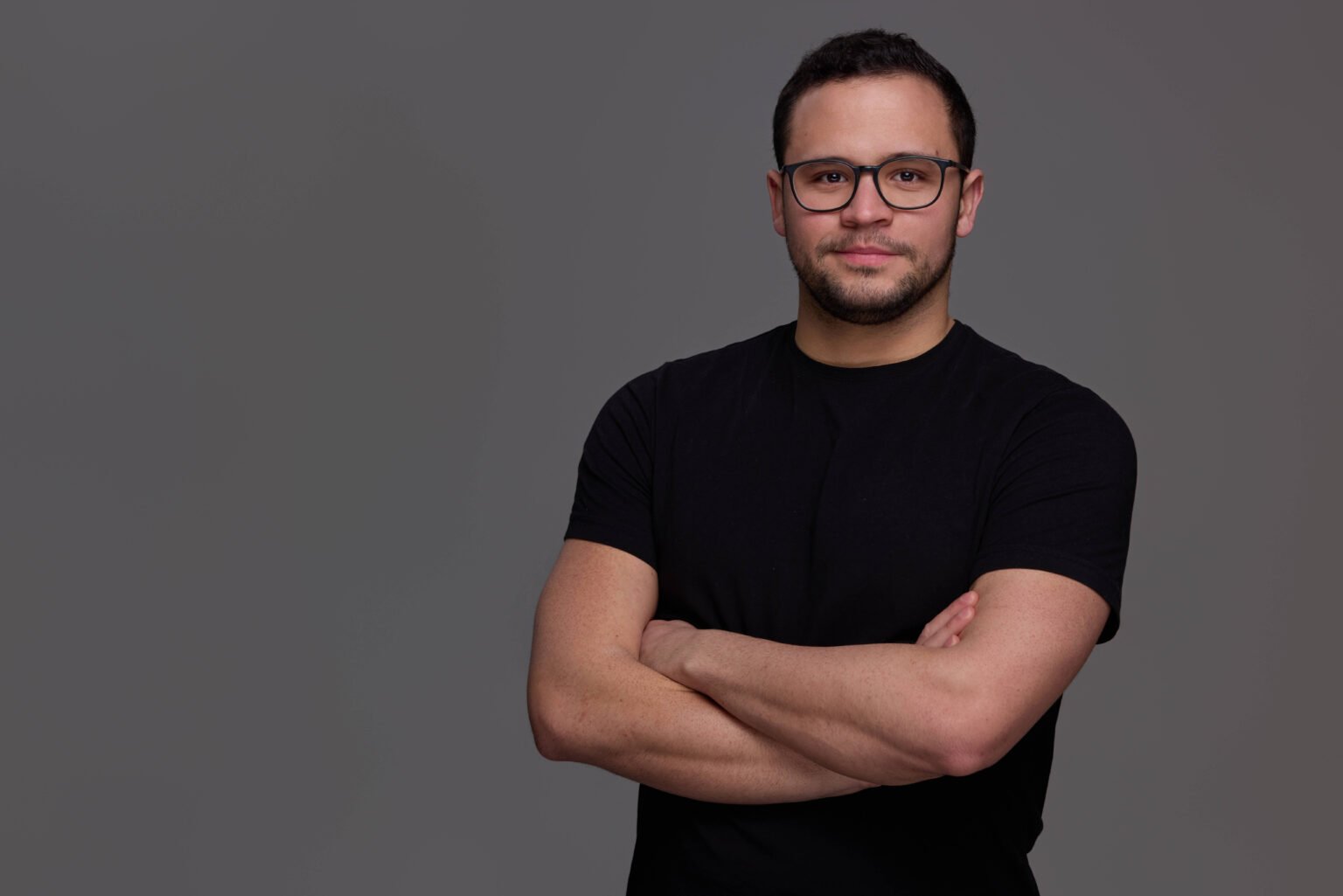 Foto profesional para LinkedIn de diseñador de videojuegos, retrato corporativo en estudio en Madrid.