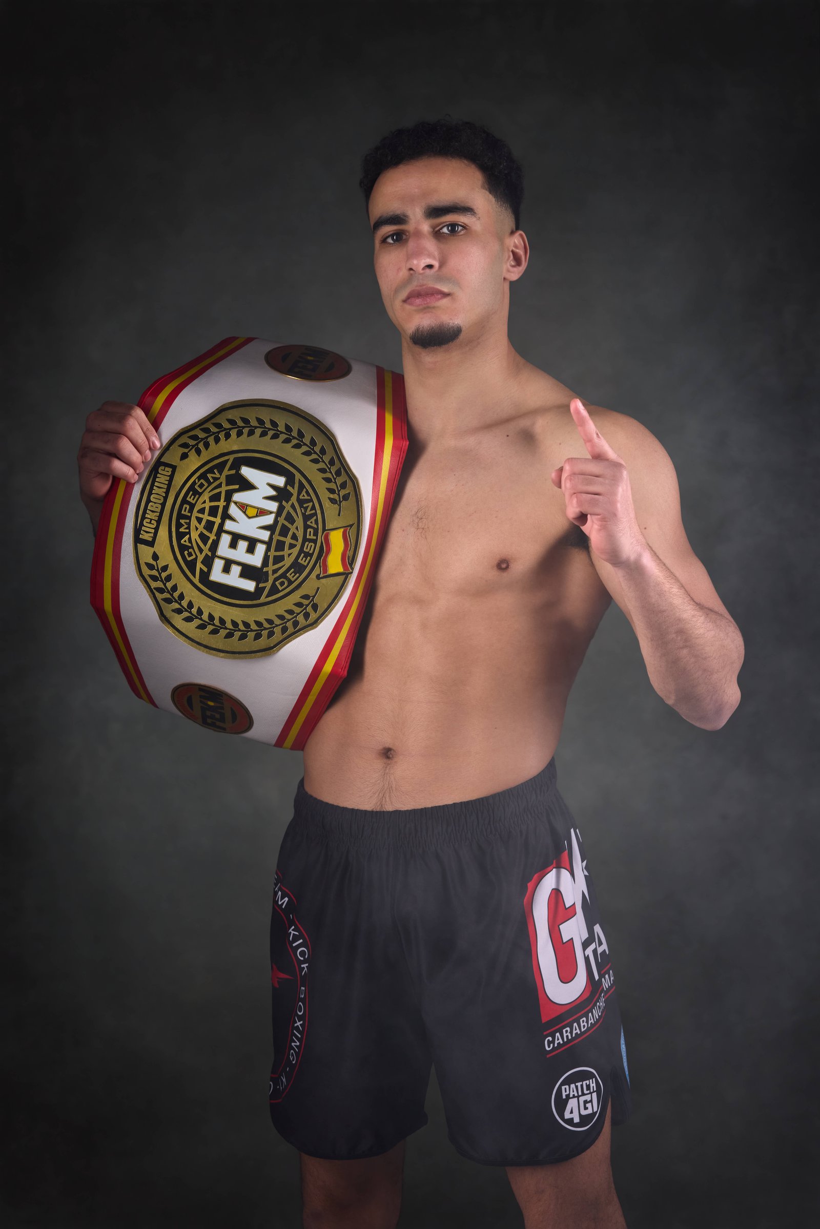 Retrato deportivo creativo con humo: Hatim Akel en estudio, estética épica.