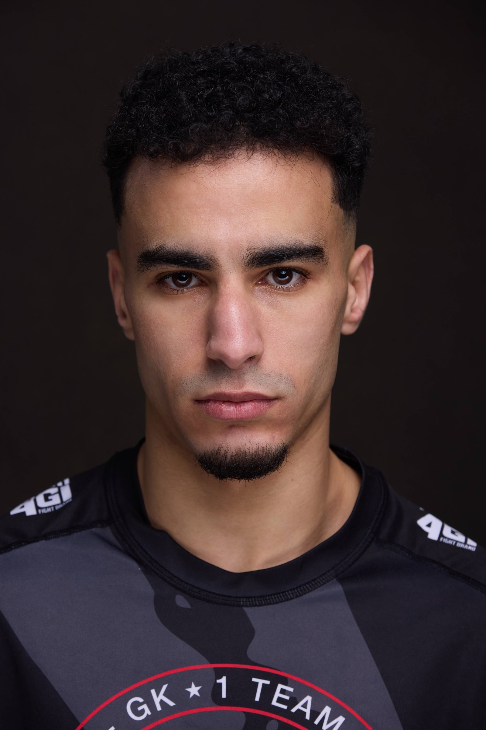 Retrato deportivo de Hatim Akel, kickboxing K1, mirada a cámara en estudio en Madrid.