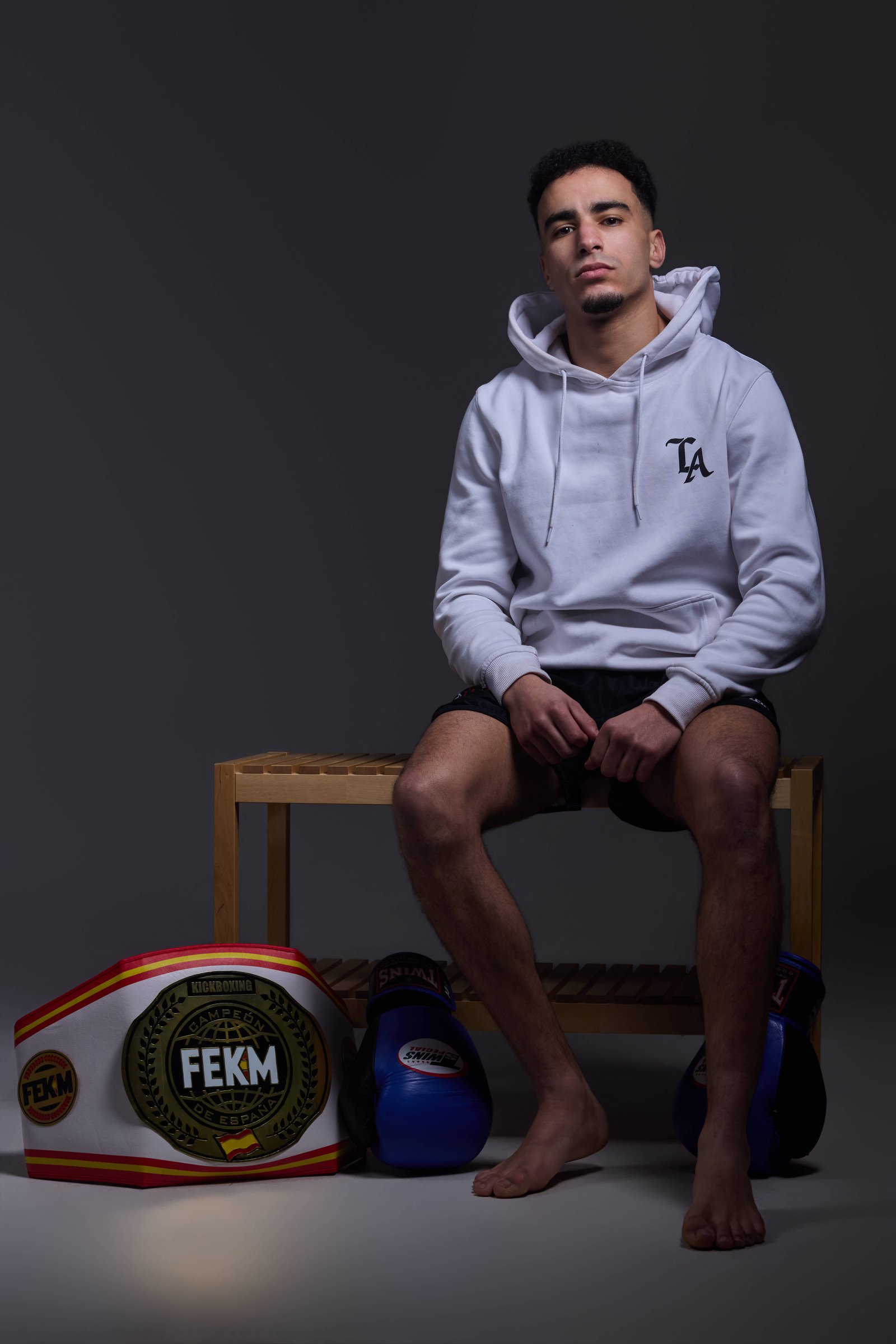 Retrato de atleta con luz de color y fondo oscuro, sesión de fotografía deportiva en Madrid.