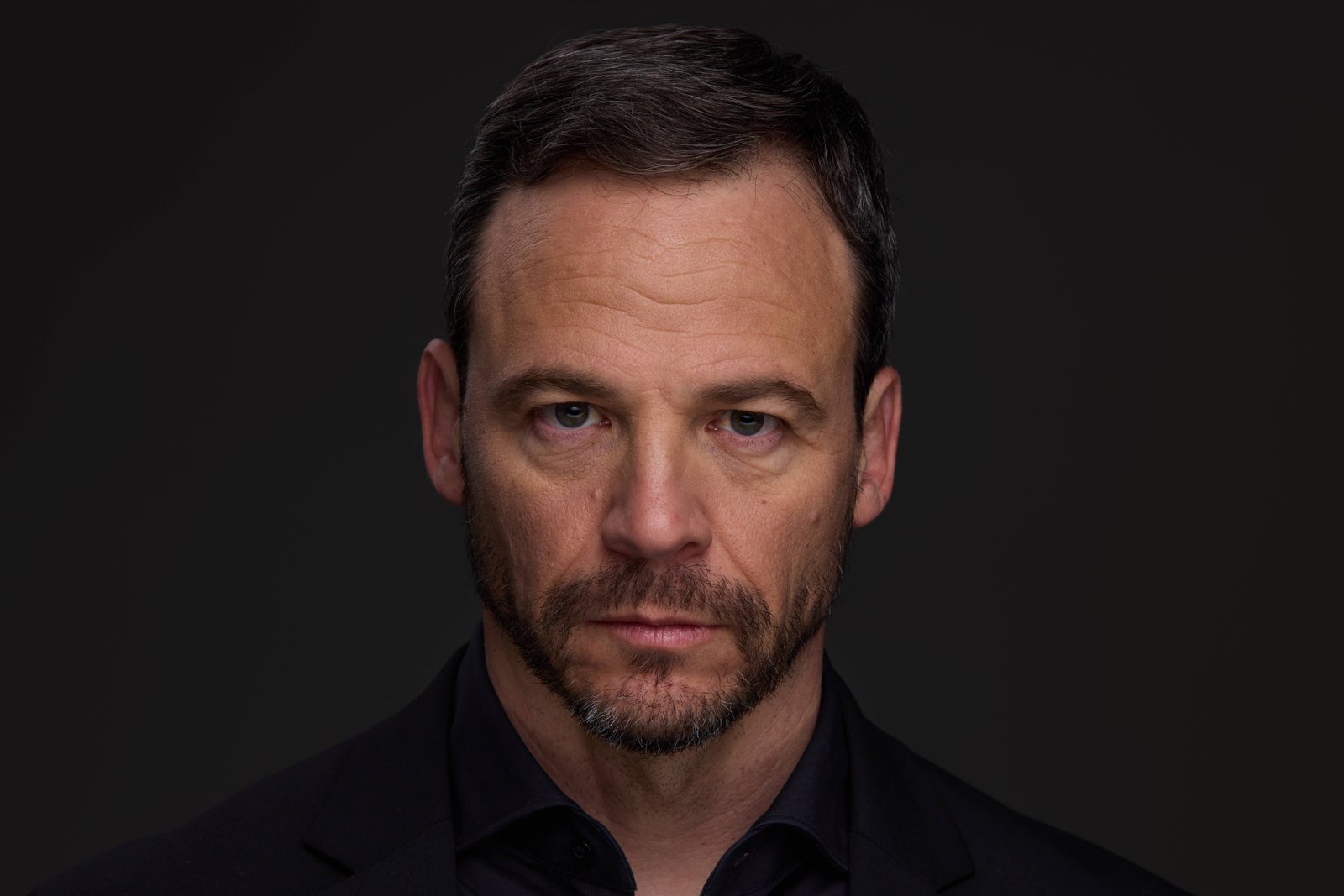 fotos para casting en Madrid. Imagen de plano medio realizada en Madrid por Carlos Ruiz como ejemplo de foto útil para casting y material actoral.