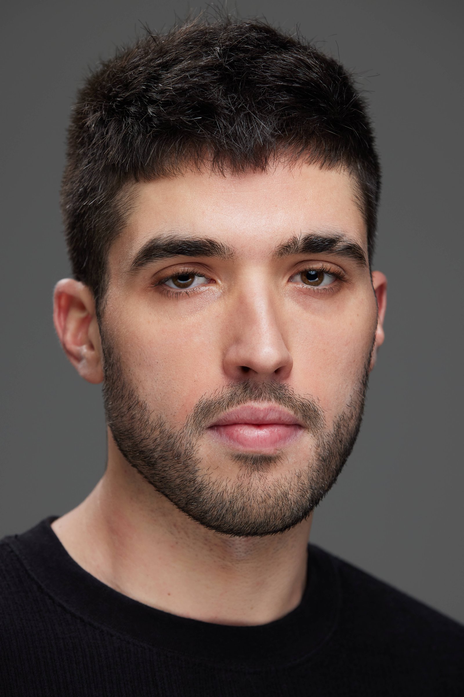 Vicente Bellido en primer plano para book actoral orientado a casting